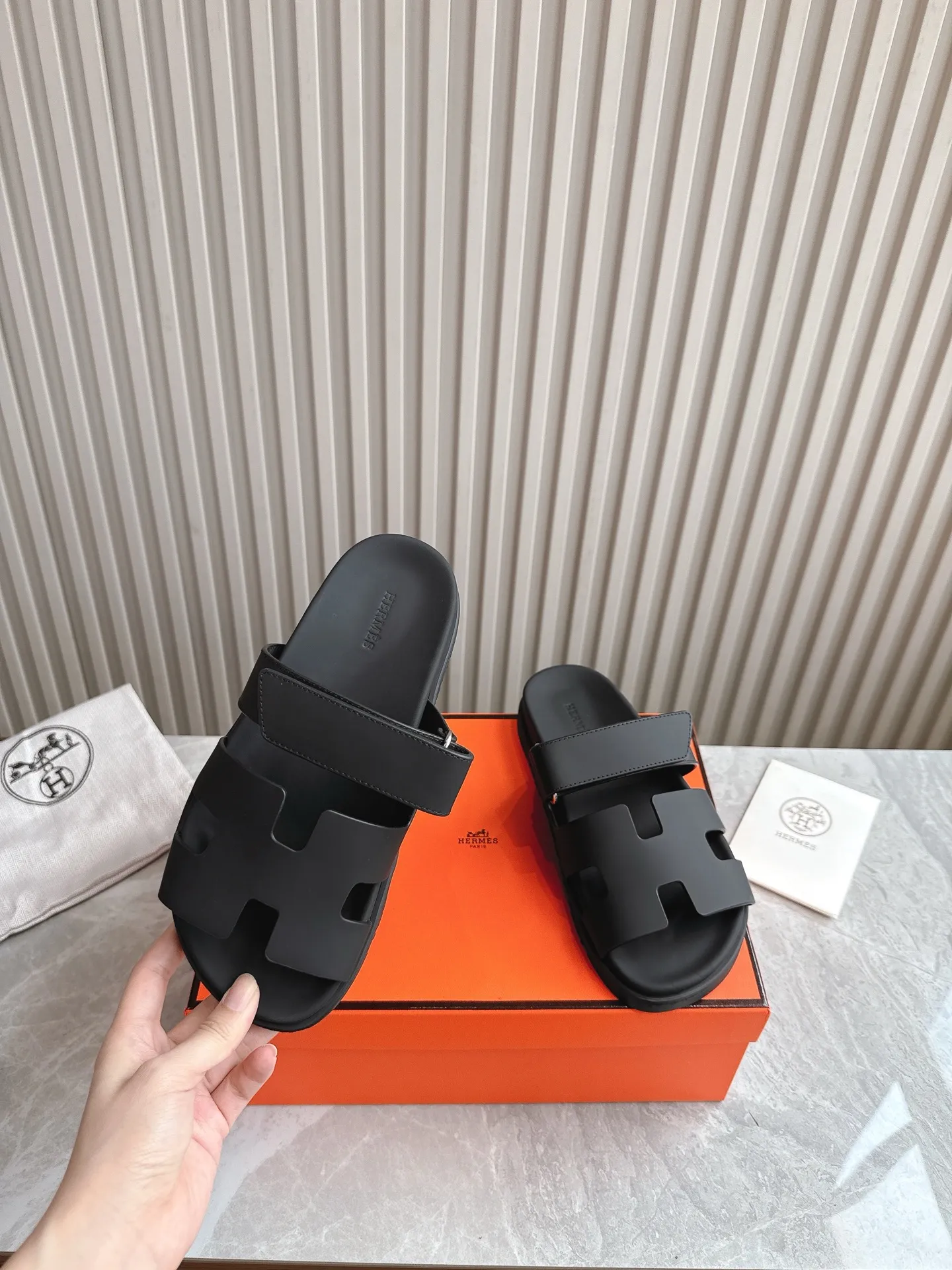 p480🐮🐮Couple model (top version) H family 2024 spring and summer new style HERMES Hermes' recently popular couple model pig nose angle sandals and slippers, paired with various colorful socks, popular. Upper: imported original deerskin (the genuine leather edging is not ordinary super migration). Lining: imported genuine leather. Outsole: Tpu non-slip and wear-resistant outsole. Size: Female 35-42 (40/42 non-returnable and non-exchangeable) Male size: 39-45 (45 non-refundable and non-exchangeable)